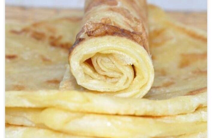 Versgebakken Msemen pannenkoek met honing en boter, Marokkaanse specialiteit