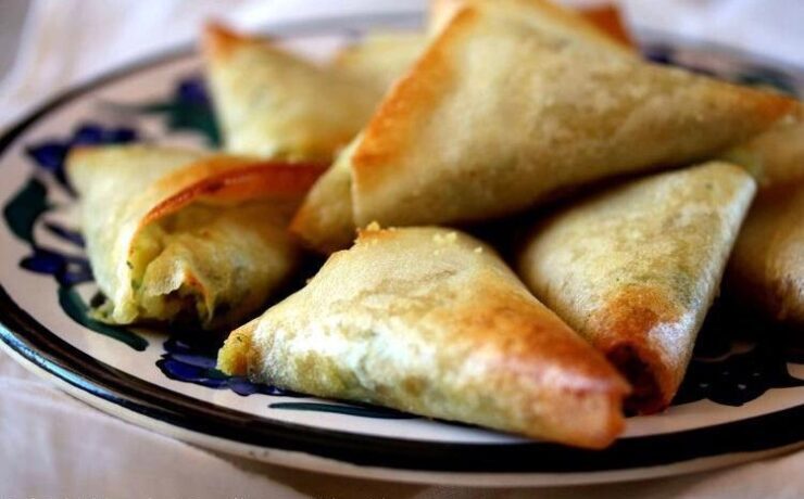 Krokante Brewat (Briouat) driehoekjes met kip vulling en filodeeg